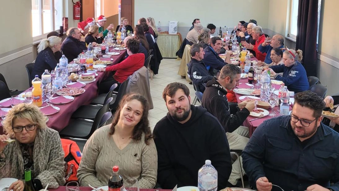 Il pranzo di Natale solidale organizzato dalla Pubblica assistenza Croce bianca di Aulla foto di Massimo Pasquali Il pranzo di Natale solidale organizzato dalla Pubblica assistenza Croce bianca di Aulla foto di Massimo Pasquali