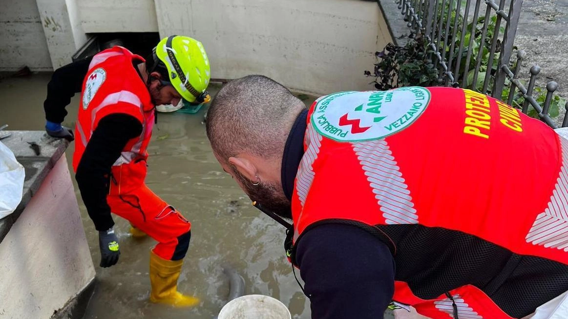 Volontari della Pa di Vezzano all’opera a Campi Bisenzio in occasione dell’ultima grave alluvione