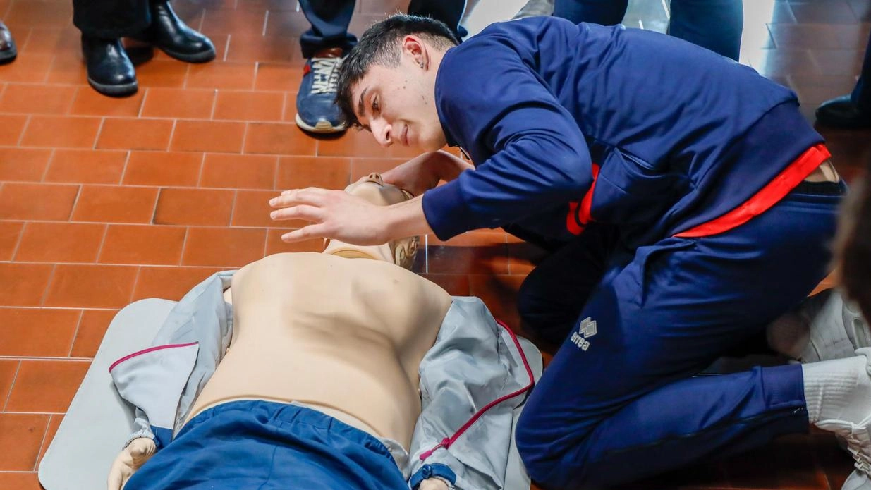 Un corso a scuola per le manovre di primo soccorso e l’utilizzo del defibrillatore (. foto Germogli Un corso a scuola per le manovre di primo soccorso e l’utilizzo del defibrillatore (. foto Germogli