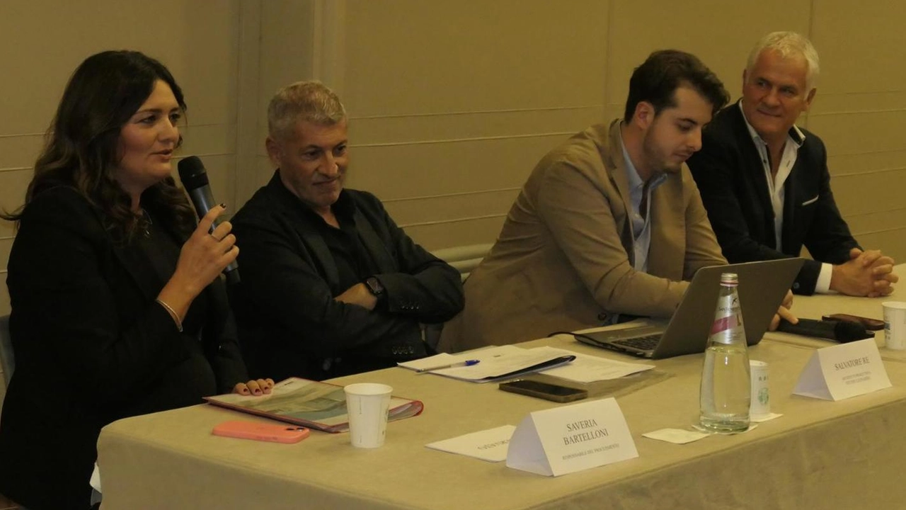 Il sindaco di Camaiore Marcello Pierucci durante la presentazione del nuovo Arlecchino all’Una Hotel. Un progetto che la frazione attendeva da anni Il sindaco di Camaiore Marcello Pierucci durante la presentazione del nuovo Arlecchino all’Una Hotel. Un progetto che la frazione attendeva da anni