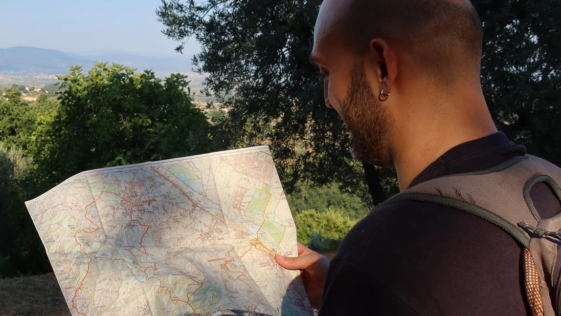 Un percorso a piedi, in cerca di storia ma anche di sentieri ombregggiati Un percorso a piedi, in cerca di storia ma anche di sentieri ombregggiati