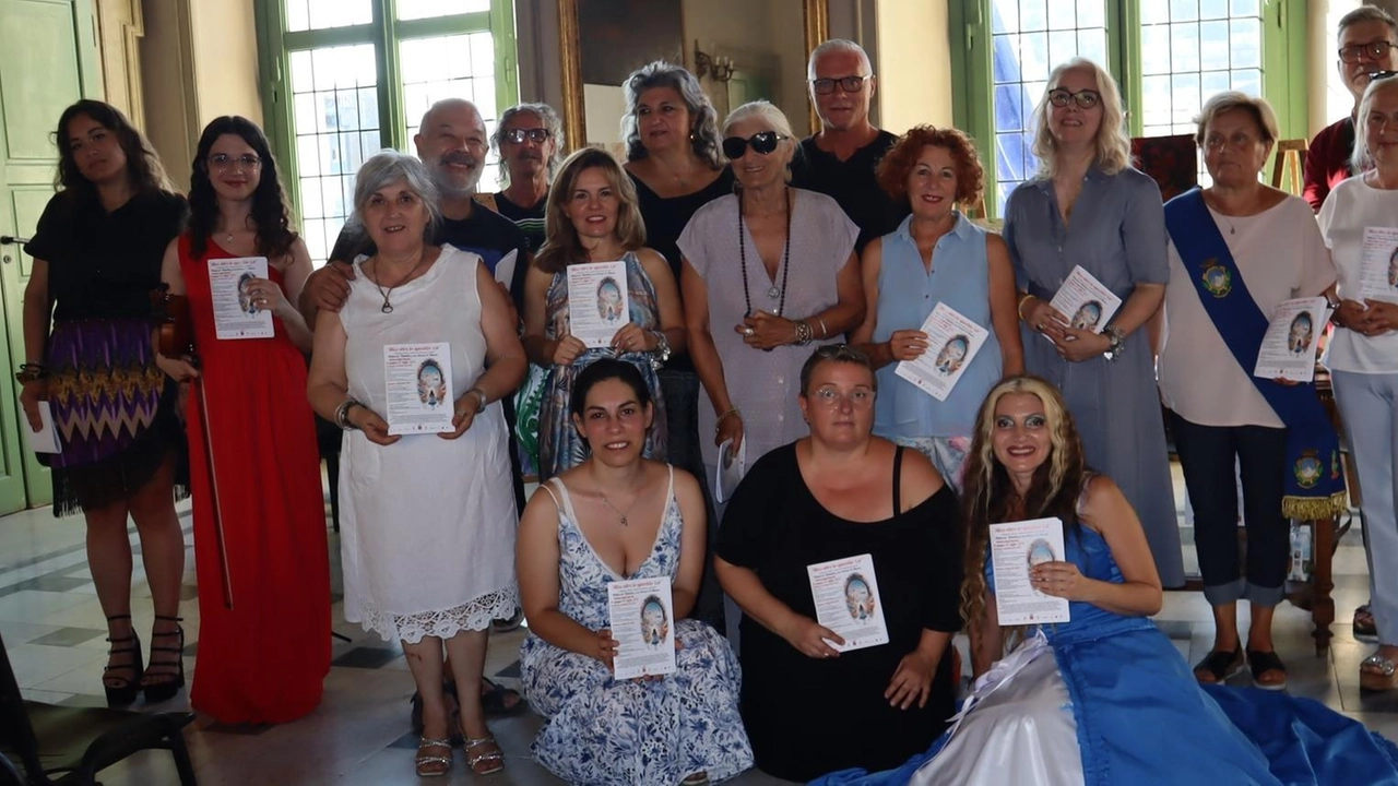 Artisti e promotori della mostra ’Alice oltre lo specchio’ di scena a Palazzo Ducale