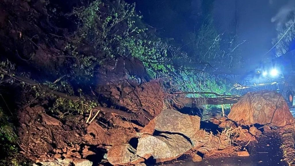 La circolazione è rimasta bloccata per quasi tutta la giornata, caos anche tra Ponte a Serraglio e Fornoli. Strade riaperte a senso unico alternato. La circolazione è rimasta bloccata per quasi tutta la giornata, caos anche tra Ponte a Serraglio e Fornoli. Strade riaperte a senso unico alternato.