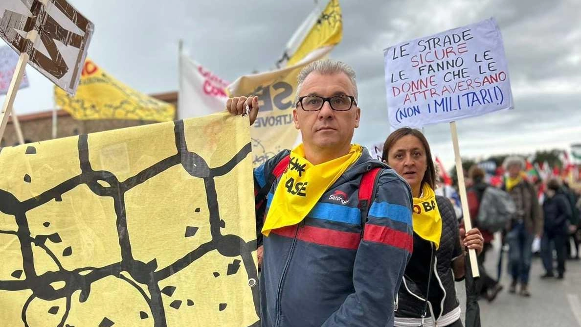 Il consigliere di Diritti in Comune Ciccio Auletta durante un corteo no-base Il consigliere di Diritti in Comune Ciccio Auletta durante un corteo no-base