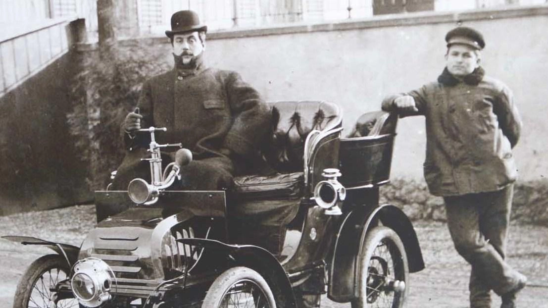 Puccini con una delle sue grandi passioni, l’automobile