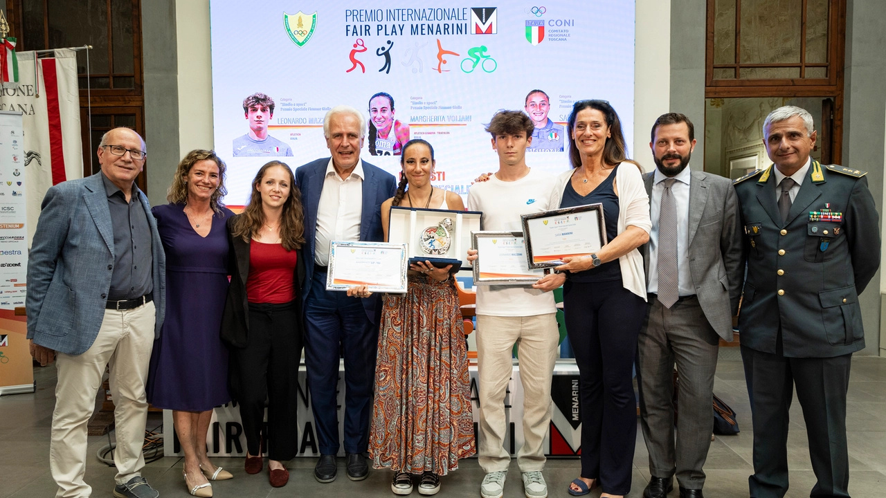 Gianni Taccetti (Delegato CONI Firenze); Valeria Speroni Cardi (membro del Board di Fondazione Fair Play Menarini); Letizia Perini (assessora allo Sport del Comune di Firenze); Eugenio Giani (presidente della Regione Toscana); Margherita Voliani (vincitrice Premio speciale Fiamme Gialle "Studio e Sport"); Leonardo Mazzoni (finalista Premio speciale Fiamme Gialle "Studio e Sport"); Cristina Scaletti (sindaca di Fiesole); Filippo Paganelli (membro del Board di Fondazione Fair Play Menarini); Aldo De Donno (Comandante del I Nucleo Atleti del Gruppo Sportivo Fiamme Gialle)