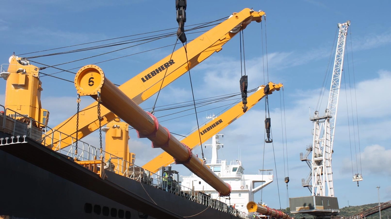 Il carico delle rotaie al porto: il mese prossimo stop all’unico impianto in funzione in Jsw Il carico delle rotaie al porto: il mese prossimo stop all’unico impianto in funzione in Jsw