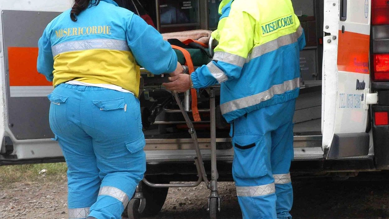 Malore mentre lavora sul tetto. Operaio muore all’improvviso a 62 anni nel cantiere edile