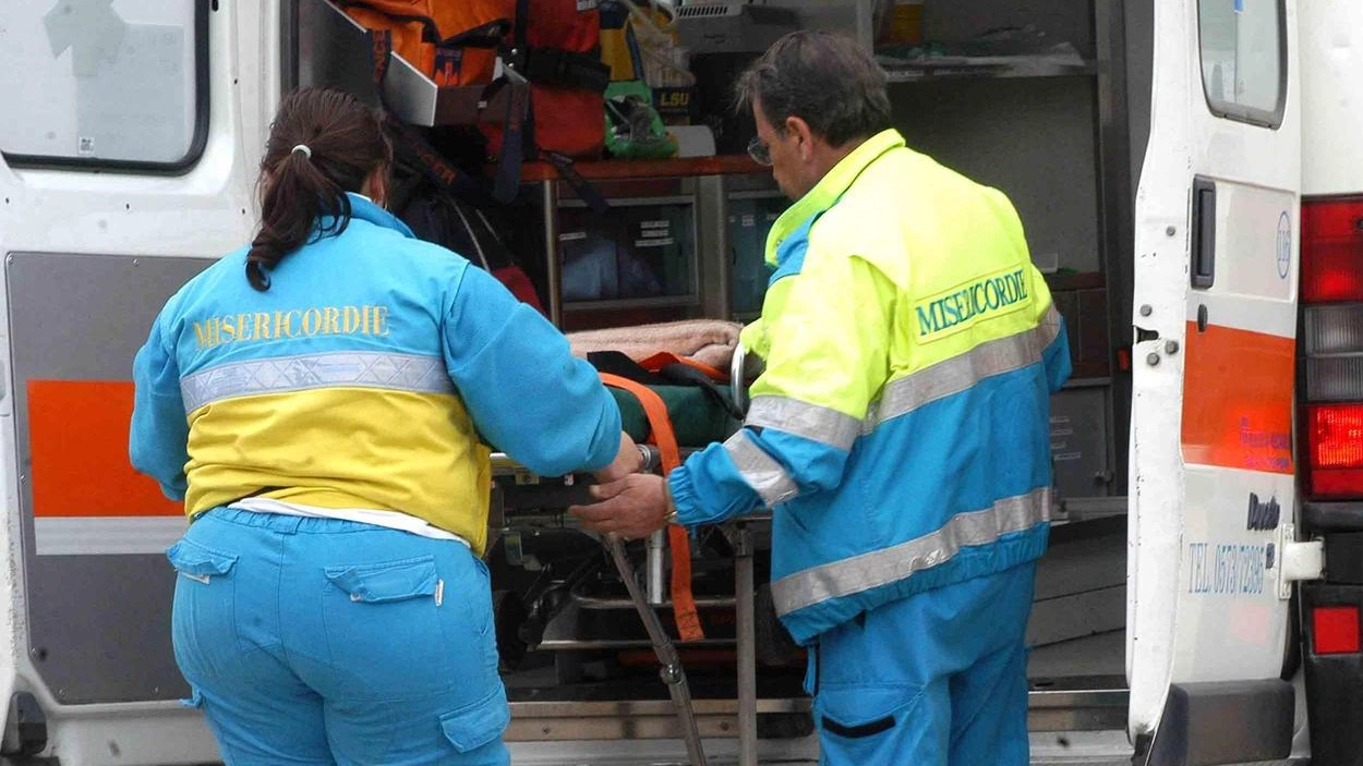 Personale della Misericordia durante un intervento di soccorso (foto d'archivio) Personale della Misericordia durante un intervento di soccorso (foto d'archivio)