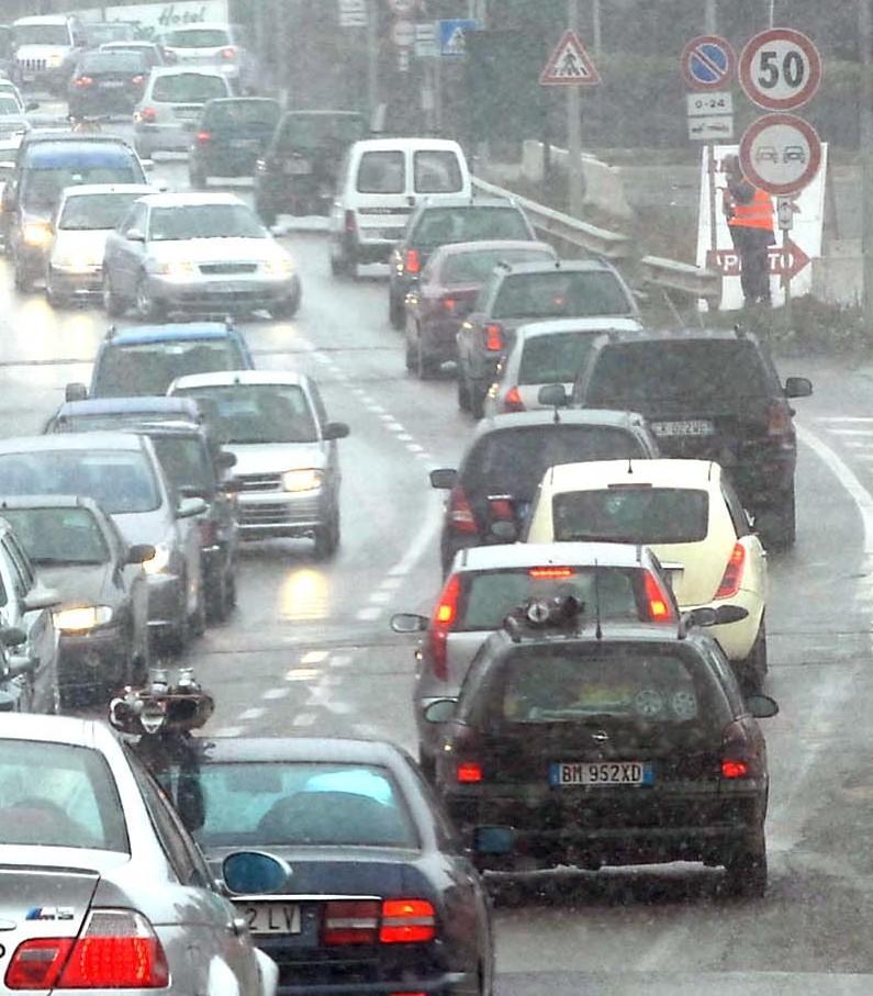 https://www.lanazione.it/image-service/view/acePublic/alias/contentid/NzYyMzE4ZmItZjUwYi00/0/sud-di-pistoia-paralizzato-la-protesta-dei-residenti.jpeg?f=1.91:1&w=1200