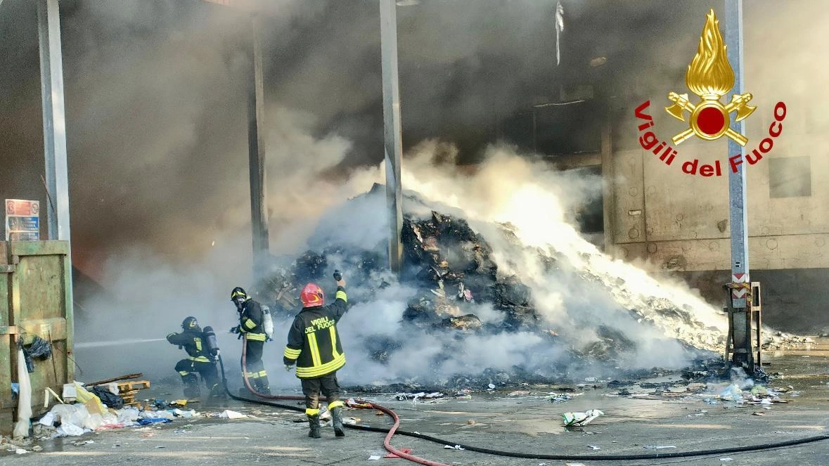 I vigili del fuoco impegnati a spegnere l’incendio che si è sviluppato in un capannone della Geofor sabato sera intorno alle 19 I vigili del fuoco impegnati a spegnere l’incendio che si è sviluppato in un capannone della Geofor sabato sera intorno alle 19