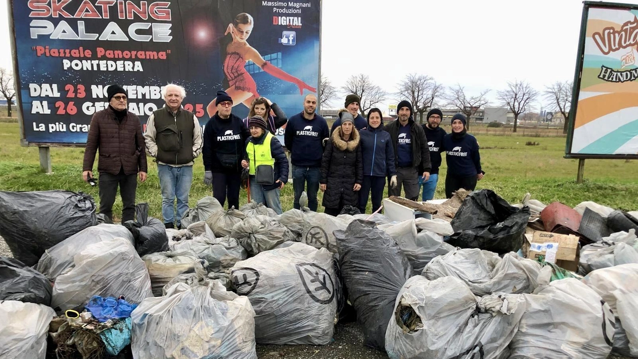 Il gruppo di PlasticFree all’opera nella zona del piazzale del mercato Il gruppo di PlasticFree all’opera nella zona del piazzale del mercato