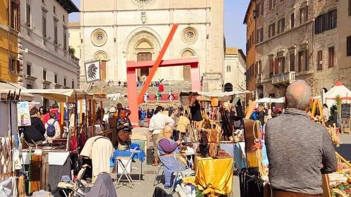 In piazza del Popolo è iniziato anche ’Tipico Todi’, il mercato d’epoca che accompagna taverna, tornei d’arme e visite guidate ai sei rioni della città In piazza del Popolo è iniziato anche ’Tipico Todi’, il mercato d’epoca che accompagna taverna, tornei d’arme e visite guidate ai sei rioni della città