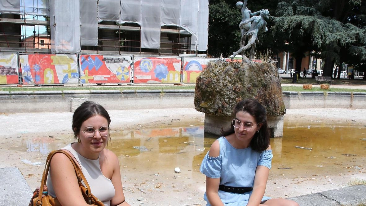 Uno scorcio della fontana prosciugata con dietro le transenne del cantiere Uno scorcio della fontana prosciugata con dietro le transenne del cantiere