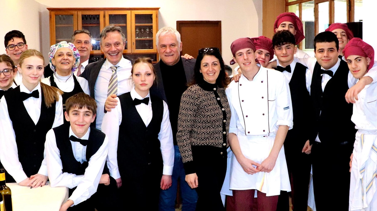 Il presidente Pierucci con la sindaca di Barga Campani e i ragazzi dell’alberghiero Il presidente Pierucci con la sindaca di Barga Campani e i ragazzi dell’alberghiero