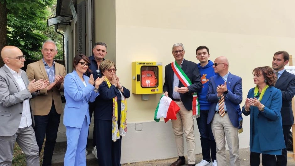 Il momento dell’inaugurazione del defibrillatore alla presenza di tante autorità e tra gli applausi dei molti cittadini che hanno preso parte alla cerimonia Il momento dell’inaugurazione del defibrillatore alla presenza di tante autorità e tra gli applausi dei molti cittadini che hanno preso parte alla cerimonia