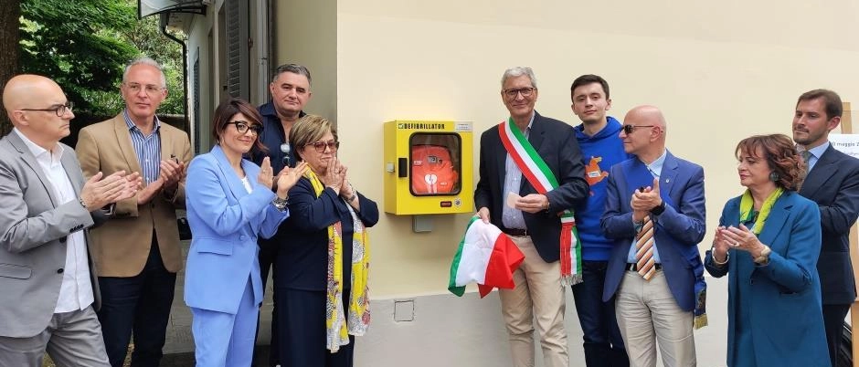 Defibrillatore davanti al municipio : "L’unico modo per salvare una vita"
