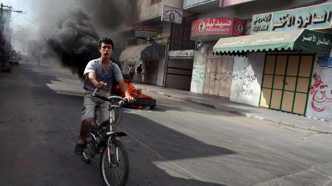 Intensi raid sul quartiere di Zeitun a Gaza City