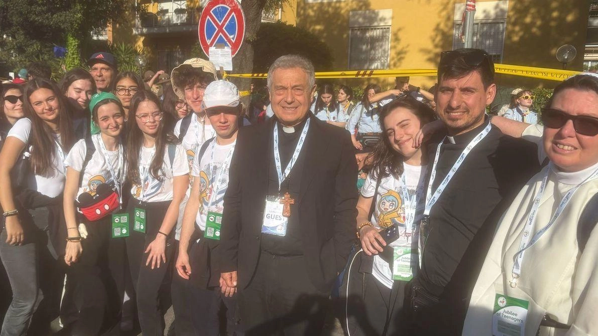 Sono 168 i ragazzi arrivati con il vescovo: saranno al funerale. In 40 da Poggio con don Gianni e le Minime. Confcommercio per il giorno di lutto nazionale invita a tenere spente le luci dei negozi oggi alle 10.