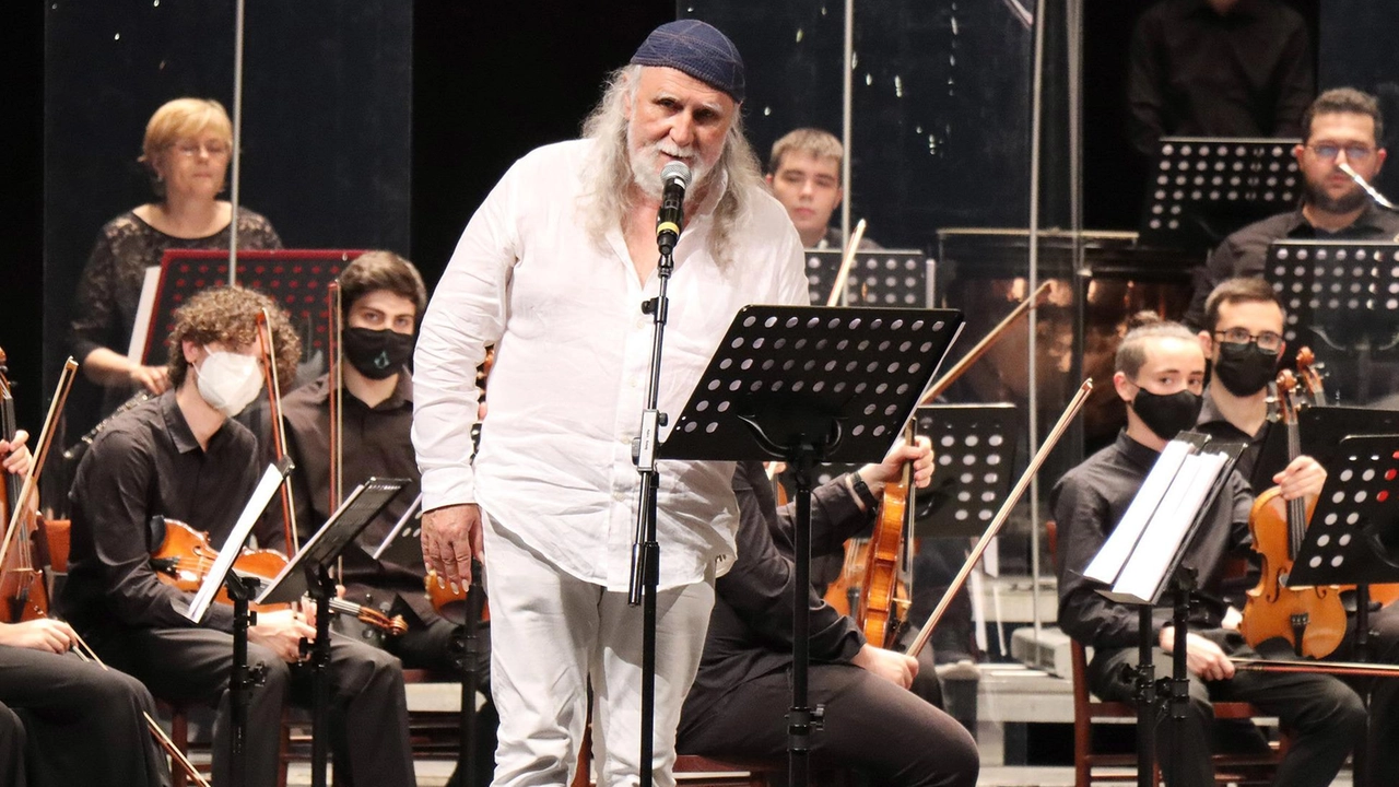 Moni Ovadia sarà di scena domani sera a Fosdinovo con ’Noi insegniamo la vita, signore’ insieme a Faisal Taher e Gabriella Compagnone Moni Ovadia sarà di scena domani sera a Fosdinovo con ’Noi insegniamo la vita, signore’ insieme a Faisal Taher e Gabriella Compagnone