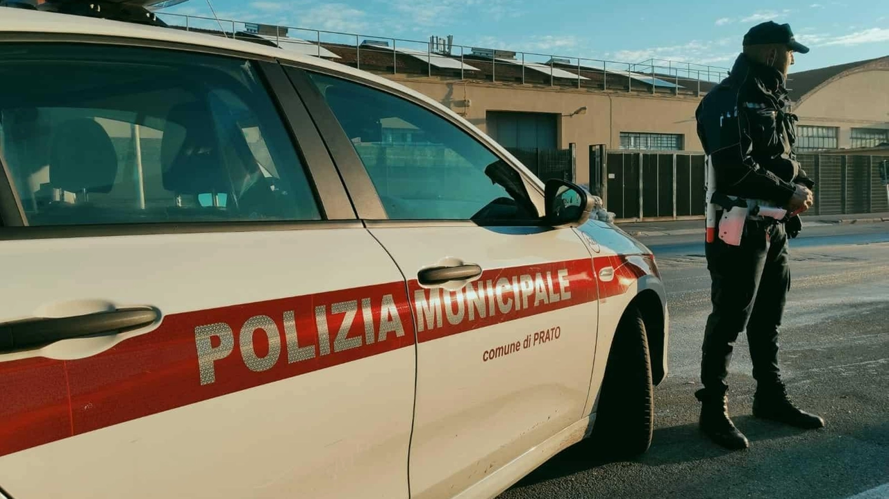 Una pattuglia della polizia municipale. L’agente in forza a Montemurlo è stata aggredita da un imprenditore davanti alla ditta di ritorcitura in via Udine Una pattuglia della polizia municipale. L’agente in forza a Montemurlo è stata aggredita da un imprenditore davanti alla ditta di ritorcitura in via Udine