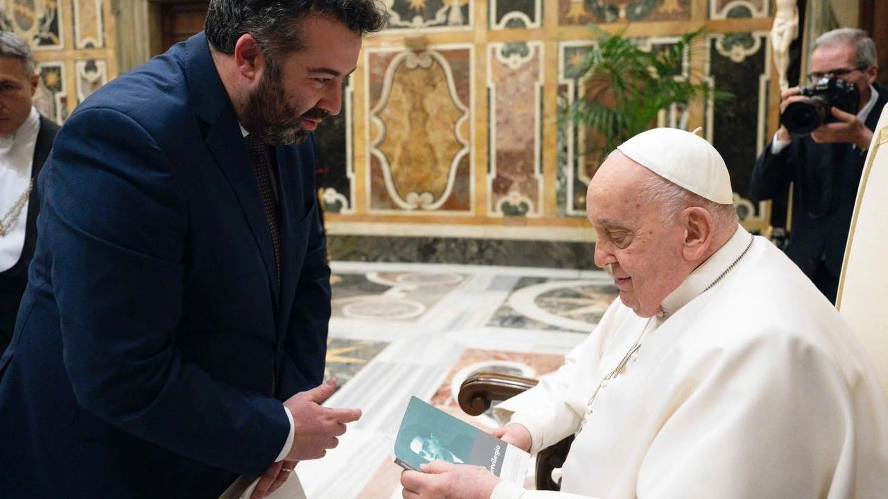 Il sindaco Alessio Mugnaini ricevuto da Papa Francesco Il sindaco Alessio Mugnaini ricevuto da Papa Francesco