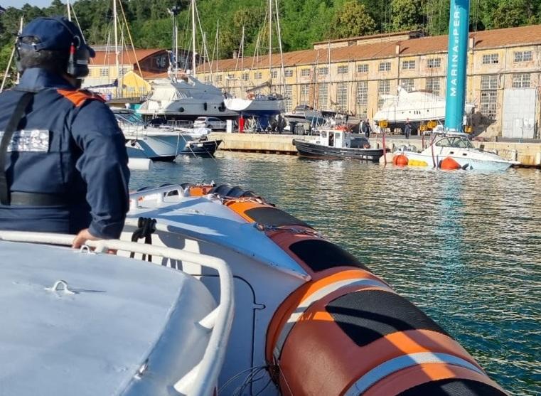 barca contro una scogliera paura a porto santo stefano