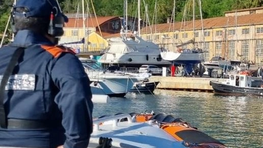Barca contro una scogliera, la Guardia costiera interviene e salva le persone a bordo (Foto di repertorio) Barca contro una scogliera, la Guardia costiera interviene e salva le persone a bordo (Foto di repertorio)