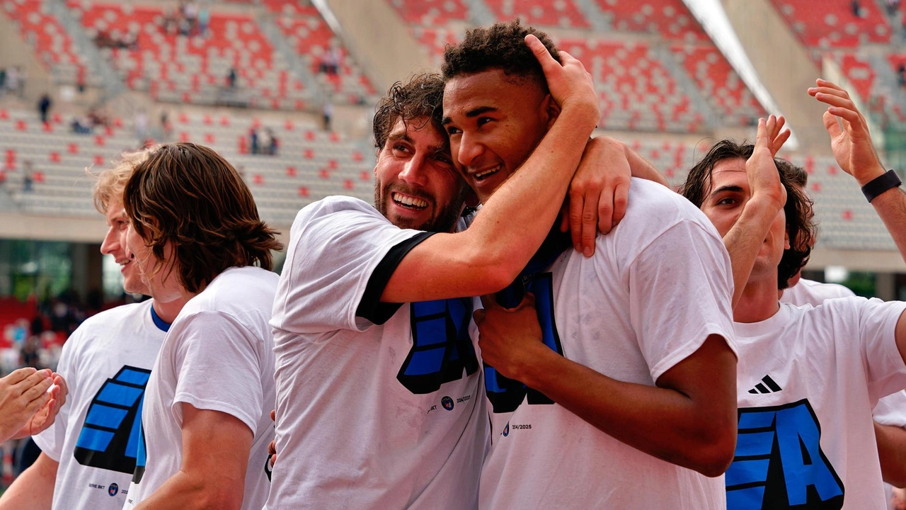 Meister abbracciato da Calabresi durante la festa promozione, è suo il riscatto più alto della rosa nerazzurra Meister abbracciato da Calabresi durante la festa promozione, è suo il riscatto più alto della rosa nerazzurra