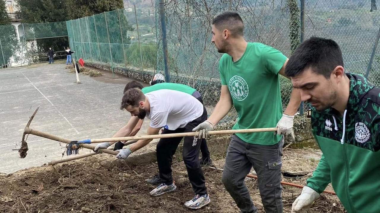 I volontari dei Gatti Randagi durante la pulizia del Santa Elisabetta I volontari dei Gatti Randagi durante la pulizia del Santa Elisabetta