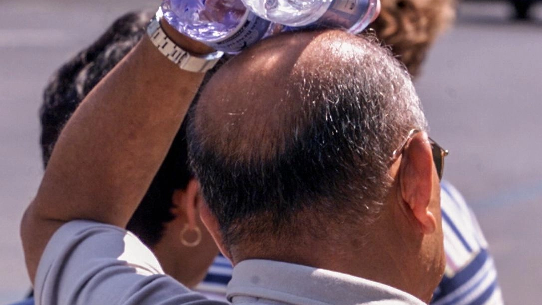 A Pistoia, temperature sopra la media con rischi per la salute. Consigli per proteggersi: evitare l'aria aperta nelle ore calde, schermare finestre, climatizzazione efficiente, bere moltissimo. A Pistoia, temperature sopra la media con rischi per la salute. Consigli per proteggersi: evitare l'aria aperta nelle ore calde, schermare finestre, climatizzazione efficiente, bere moltissimo.