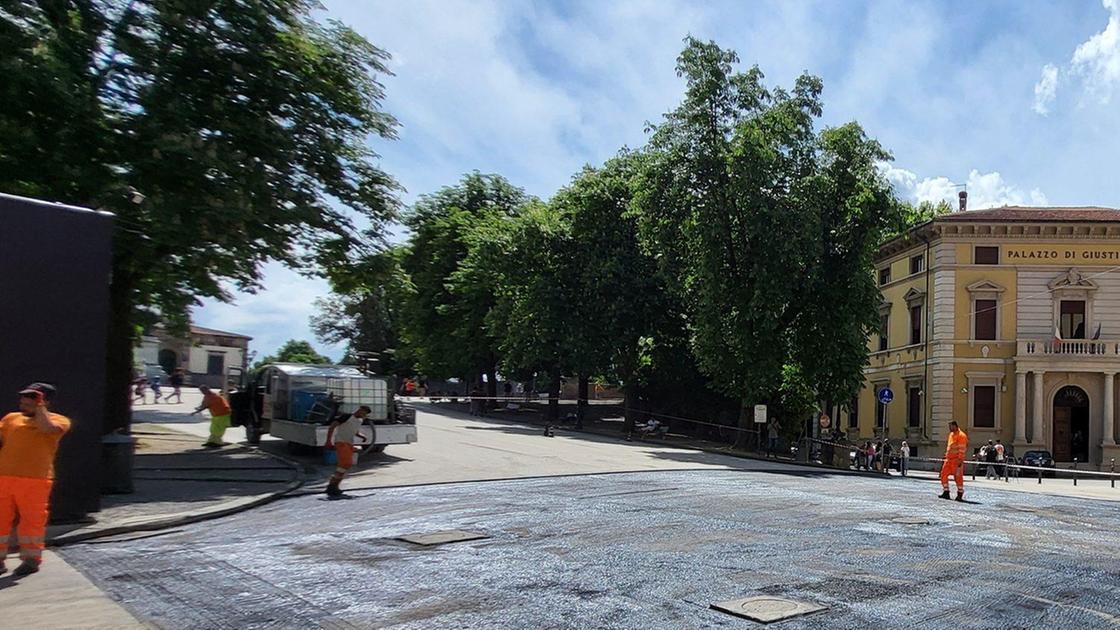 Parapetti, erba e asfalto. Le Mura pronte per il Giro Parapetti, erba e asfalto. Le Mura pronte per il Giro