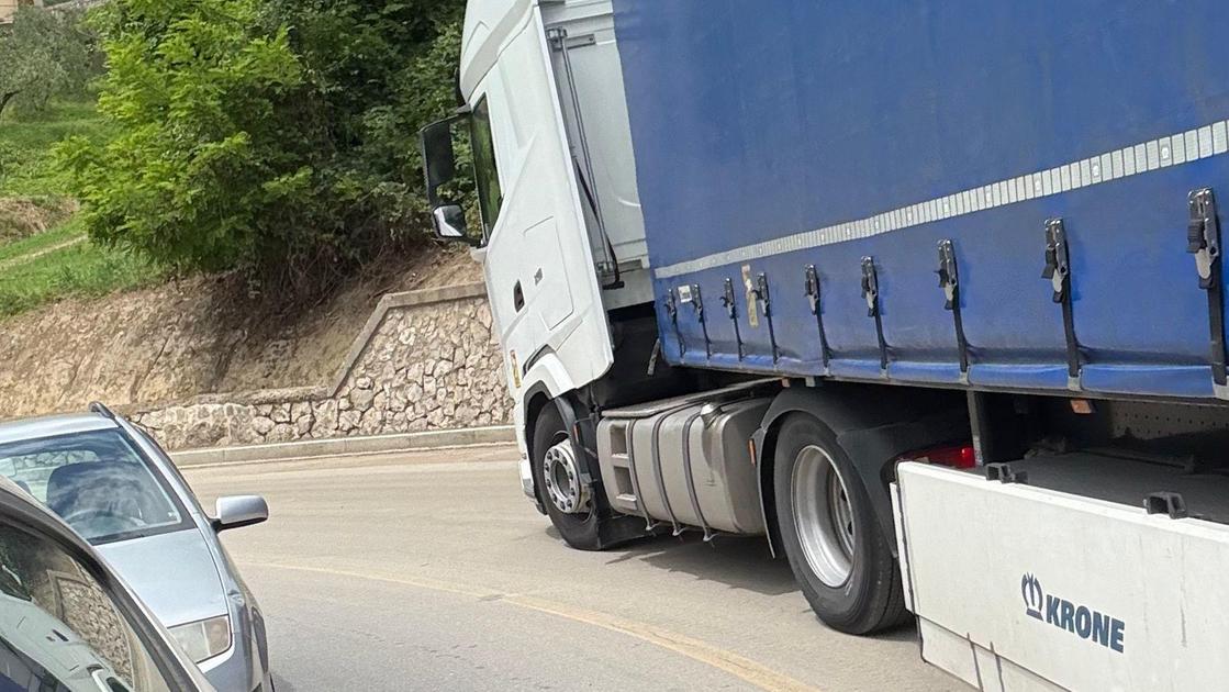 https://www.lanazione.it/image-service/view/acePublic/alias/contentid/NzZjMGEzNGItY2MzNS00/0/un-camion-incastrato-paralizzato-il-traffico.jpeg?f=16:9&w=1200&h=630