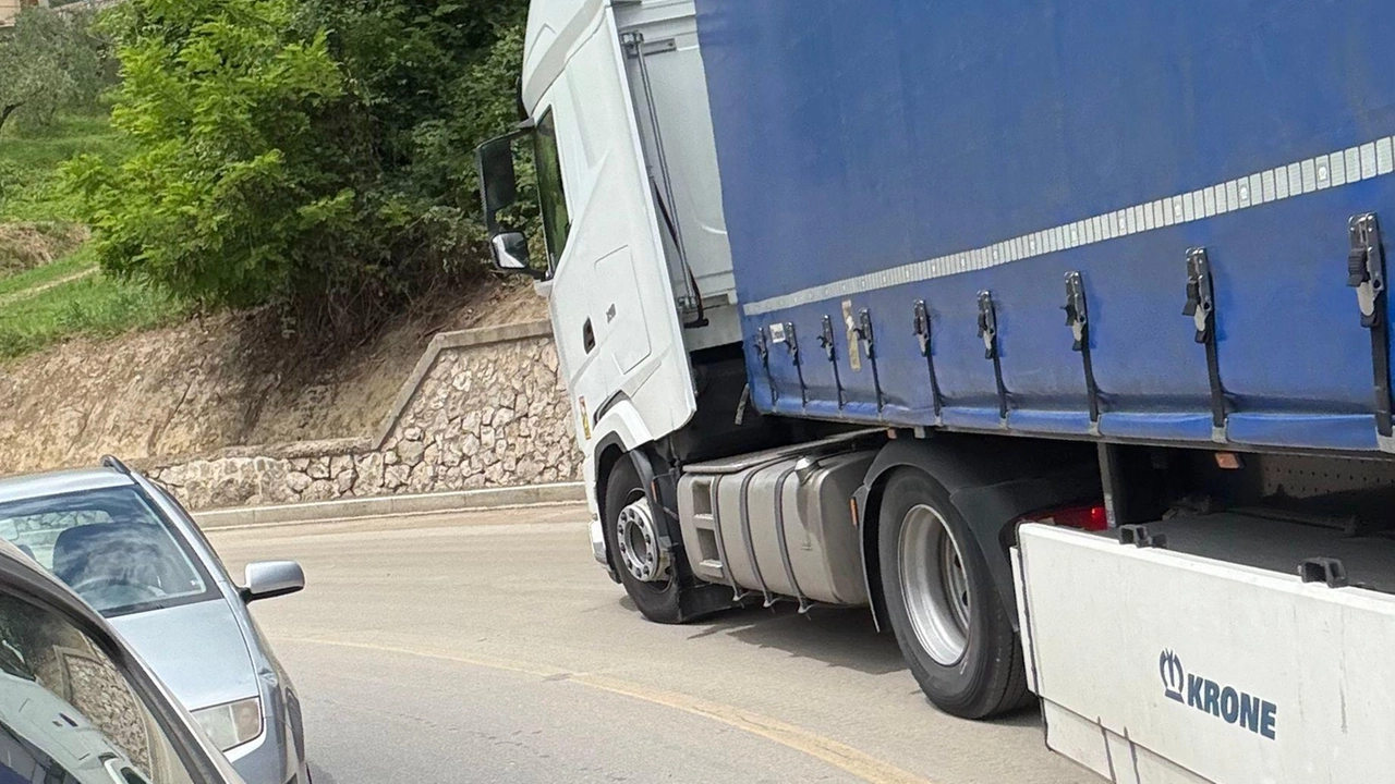 Un camion incastrato. Paralizzato il traffico