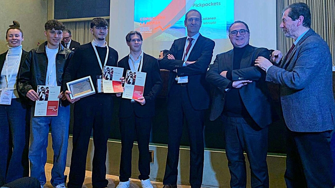 Il presidente della Fondazione Crsm Giovanni Urti alla premiazione dei ragazzi del Cattaneo per il concorso Conoscere la Borsa