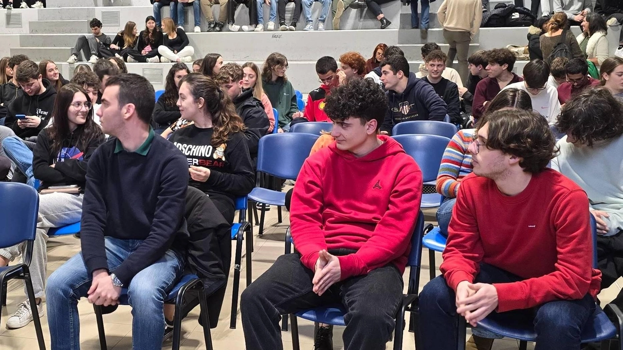Studenti dell’istituto superiore sarzanese in una foto di repertorio Domani il primo open day di orientamento Studenti dell’istituto superiore sarzanese in una foto di repertorio Domani il primo open day di orientamento