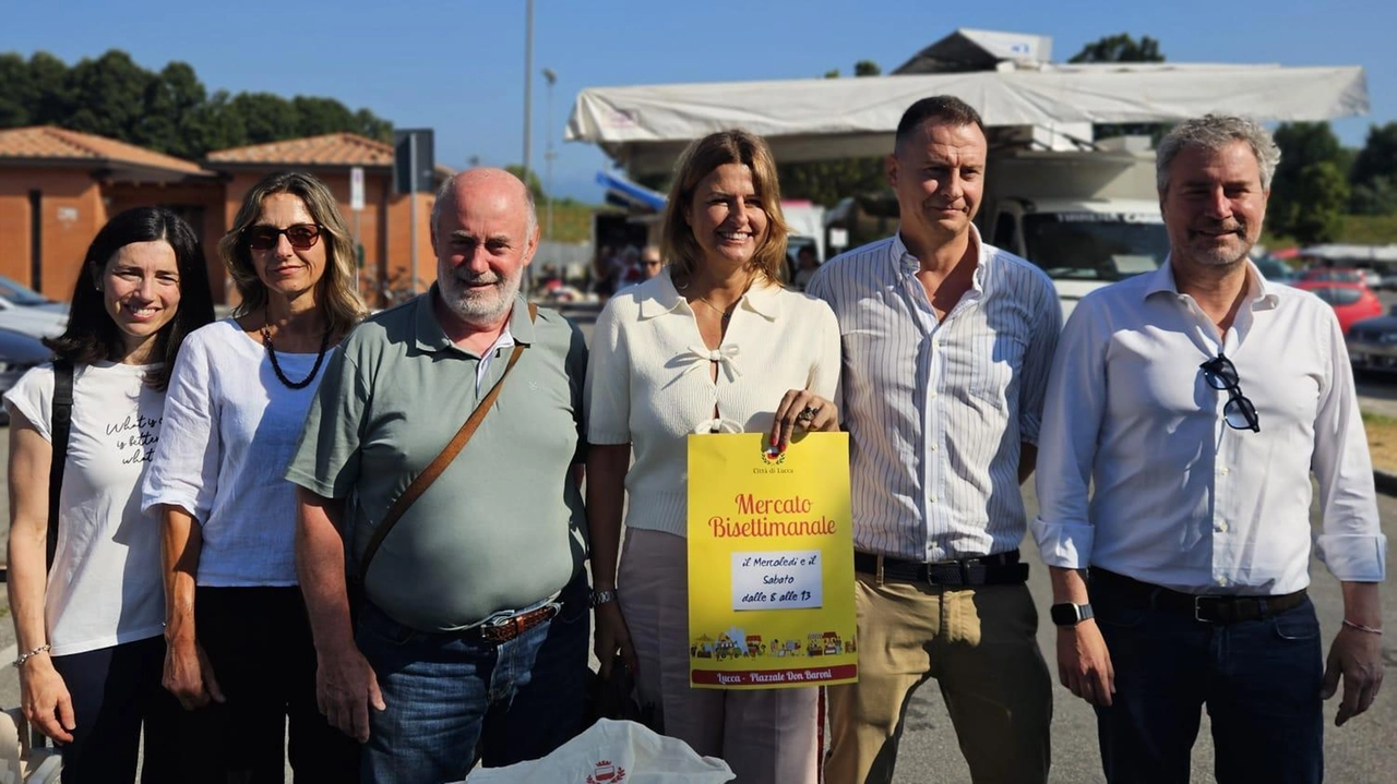 Il sindaco Pardini e l’assessore Granucci insieme agli operatori del mercato ambulante Don Baroni mentre mostra il nuovo materiale promozionale Il sindaco Pardini e l’assessore Granucci insieme agli operatori del mercato ambulante Don Baroni mentre mostra il nuovo materiale promozionale