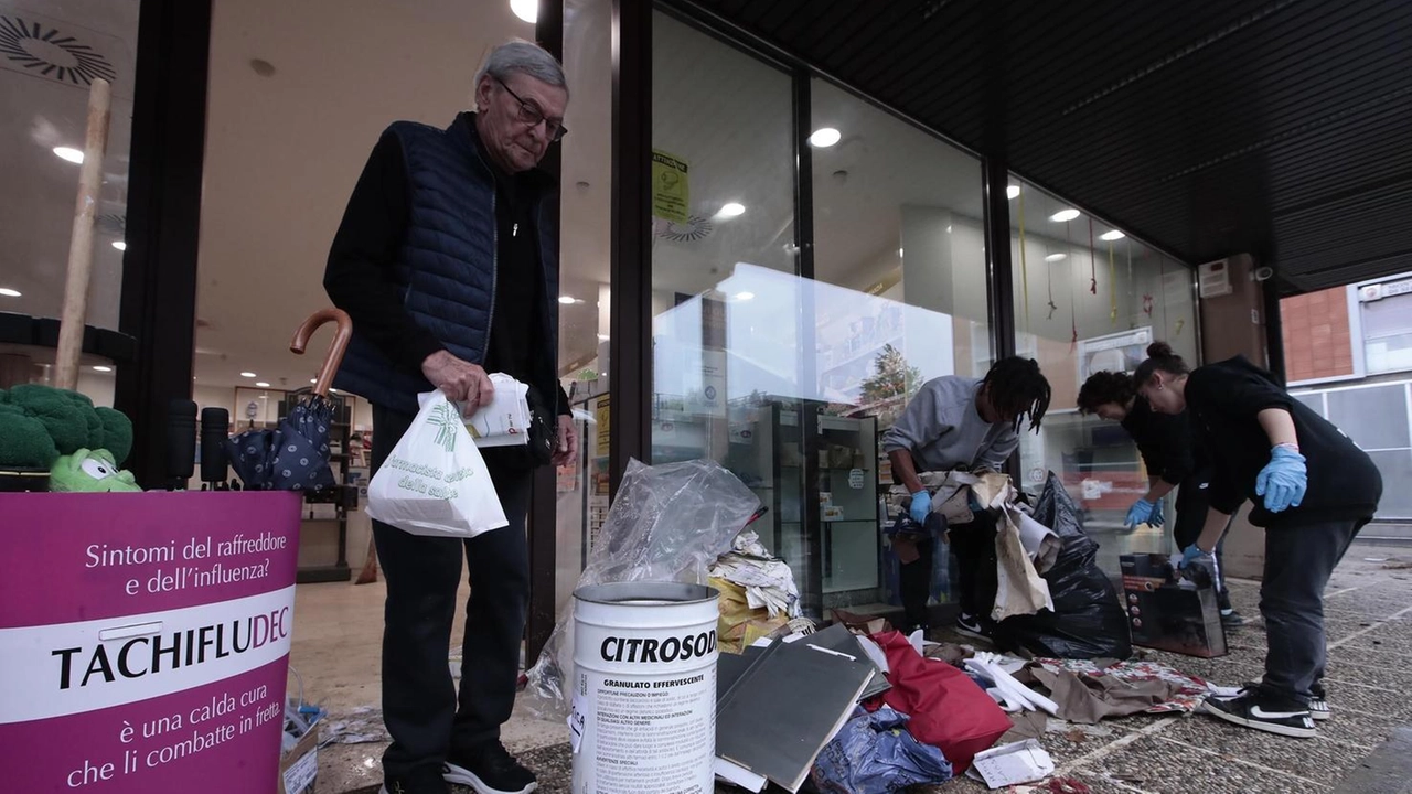 Ingenti danni agli esercizi commerciali e agli studi professionali che si affacciano in piazza Togliatti. Tra rabbia per l’accaduto e episodi di solidarietà: "Qua sono venuti in tanti a darci una mano da subito". Ingenti danni agli esercizi commerciali e agli studi professionali che si affacciano in piazza Togliatti. Tra rabbia per l’accaduto e episodi di solidarietà: "Qua sono venuti in tanti a darci una mano da subito".