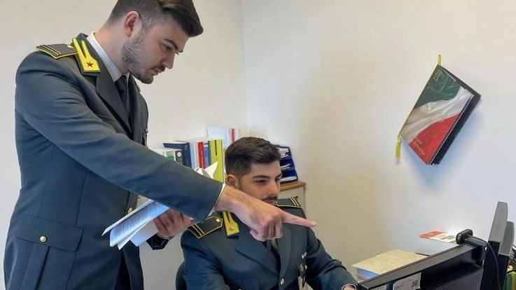 Al setaccio i "Compro oro". Il Comando provinciale di Pisa ha intensificato i controlli nei “Compro Oro” presenti nella provincia,... Al setaccio i "Compro oro". Il Comando provinciale di Pisa ha intensificato i controlli nei “Compro Oro” presenti nella provincia,...