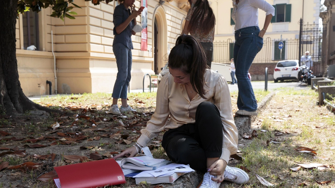 Una studentessa nel giardino del Galilei Pacinotti e il volantino ‘incriminato’ Una studentessa nel giardino del Galilei Pacinotti e il volantino ‘incriminato’