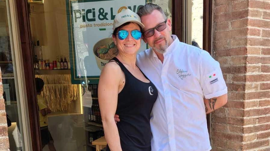 Il cuoco-macellaio padovano Stefano Ruggero da dieci anni, con la compagna Beatrice senese dell’Onda ma adottiva fin da bambina sotto le torri, hanno aperto il popolare ristorante ‘Ceppo Toscano’ in via delle Romite Il cuoco-macellaio padovano Stefano Ruggero da dieci anni, con la compagna Beatrice senese dell’Onda ma adottiva fin da bambina sotto le torri, hanno aperto il popolare ristorante ‘Ceppo Toscano’ in via delle Romite