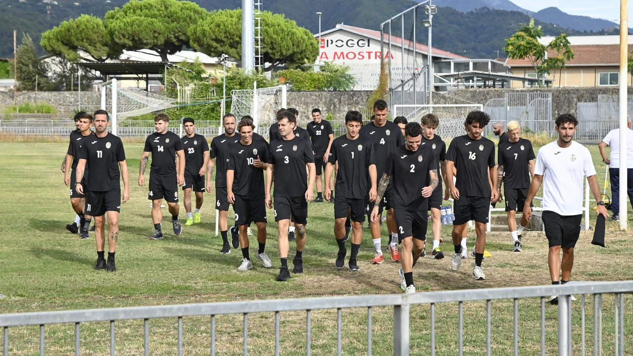 Augusto Cantoni, direttore generale della Massese e, sotto, la squadra in allenamento Augusto Cantoni, direttore generale della Massese e, sotto, la squadra in allenamento
