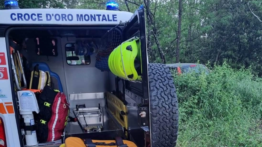 La nuova ambulanza fuoristrada. ha potuto proseguire anche nel percorso impervio nell’area boschiva La nuova ambulanza fuoristrada. ha potuto proseguire anche nel percorso impervio nell’area boschiva