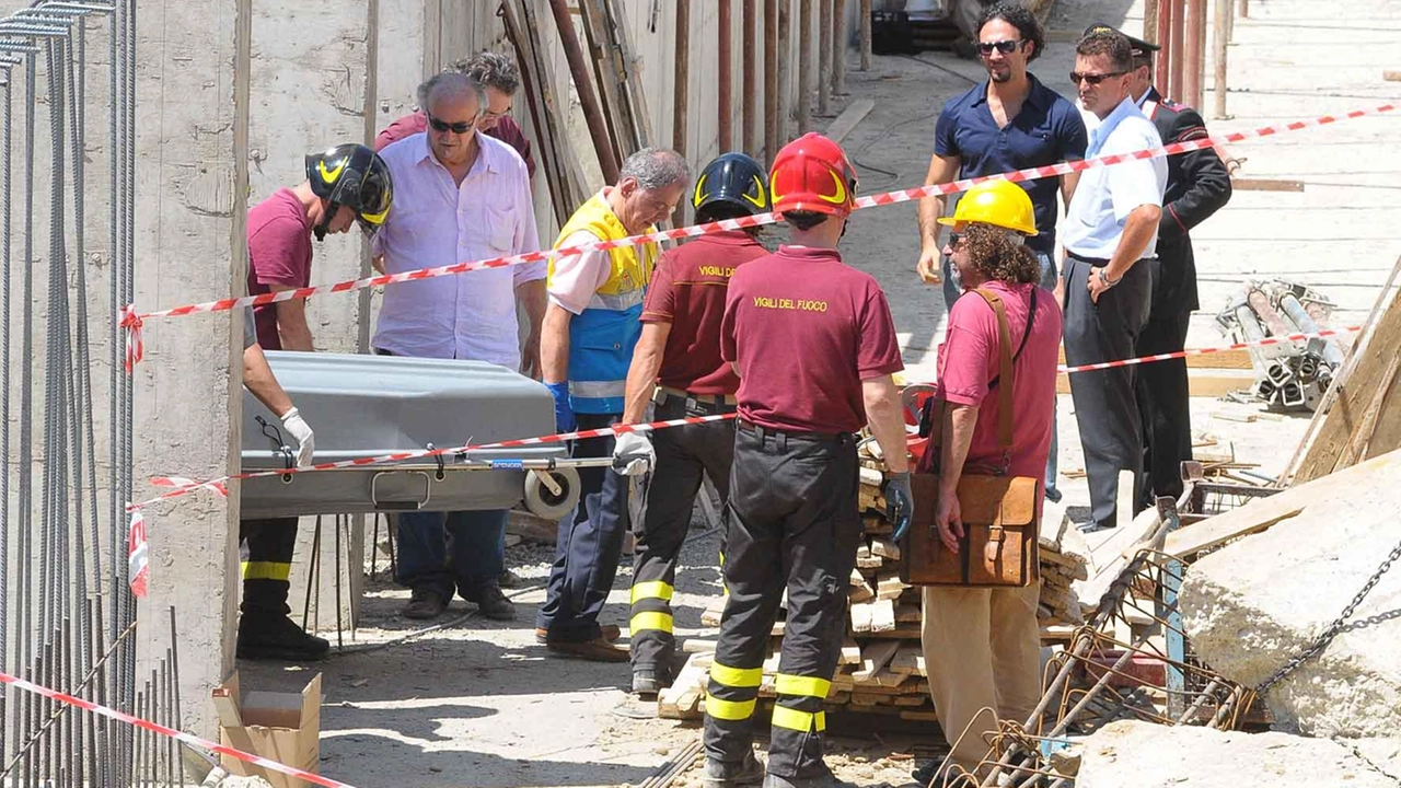Incidente sul lavoro in un cantiere foto di repertorio Incidente sul lavoro in un cantiere foto di repertorio