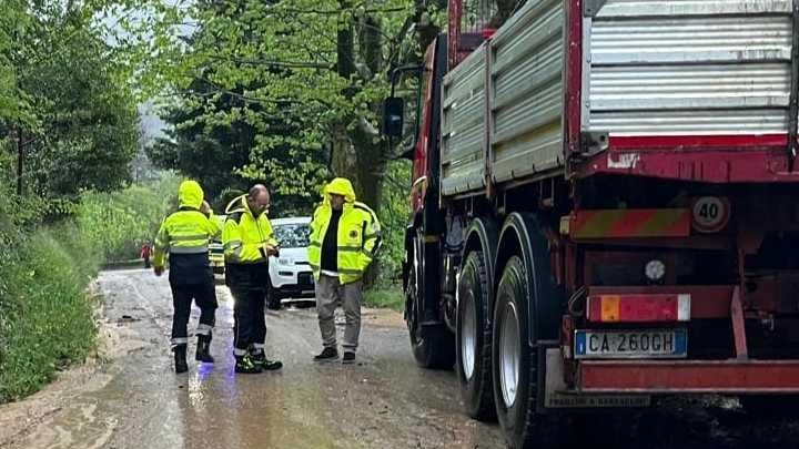 Uno dei sopralluoghi di venerdì scorso per monitorare le frane causate dal maltempo che ha flagellato il territorio seravezzino
