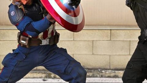 Una ’battaglia’ tra due cosplayer dei supereroi (foto d’archivio) Una ’battaglia’ tra due cosplayer dei supereroi (foto d’archivio)