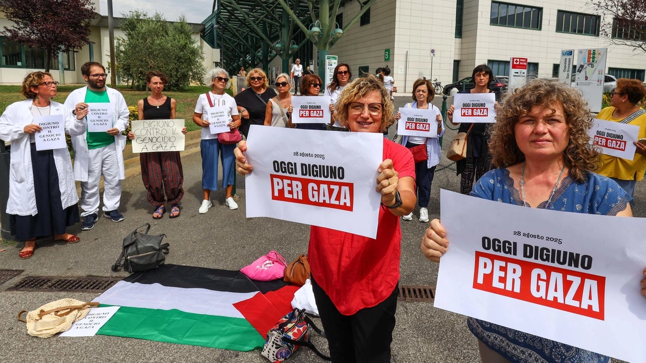La manifestazione organizzata davanti all’ospedale San Giuseppe con il personale sanitario che ha aderito alla giornata del digiuno per Gaza (Gasperini/ FotoGermogli) La manifestazione organizzata davanti all’ospedale San Giuseppe con il personale sanitario che ha aderito alla giornata del digiuno per Gaza (Gasperini/ FotoGermogli)