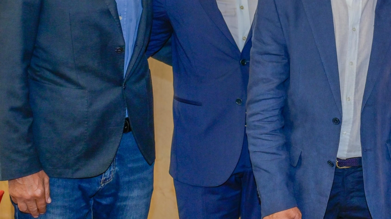 L’assessore Fabio Gabbrielli (primo da sinistra insieme a Federico Cecoro. e il sindaco Valerio Pianigiani) non ha più le deleghe