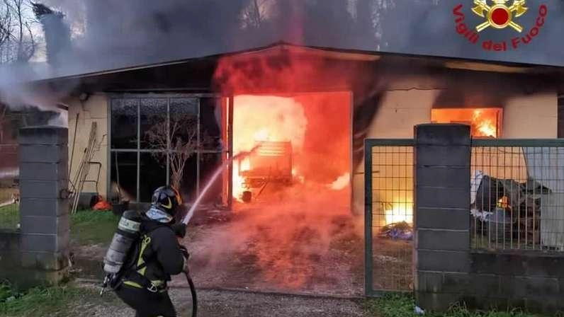 L’incendio che ha devastato il magazzino di una falegnameria a Pedona L’incendio che ha devastato il magazzino di una falegnameria a Pedona