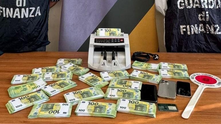 A comprare Rolex coi soldi falsi. All appuntamento arriva la Finanza